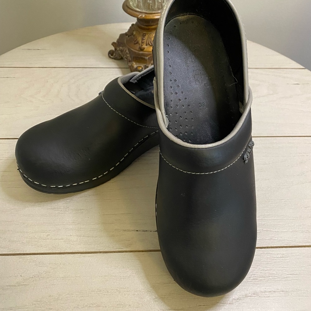 Sanita clogs black size 38(6/2-7) soft leather.